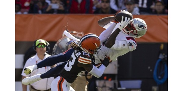 El receptor abierto de los New England Patriots, DeVante Parker, firma un contrato de tres años
